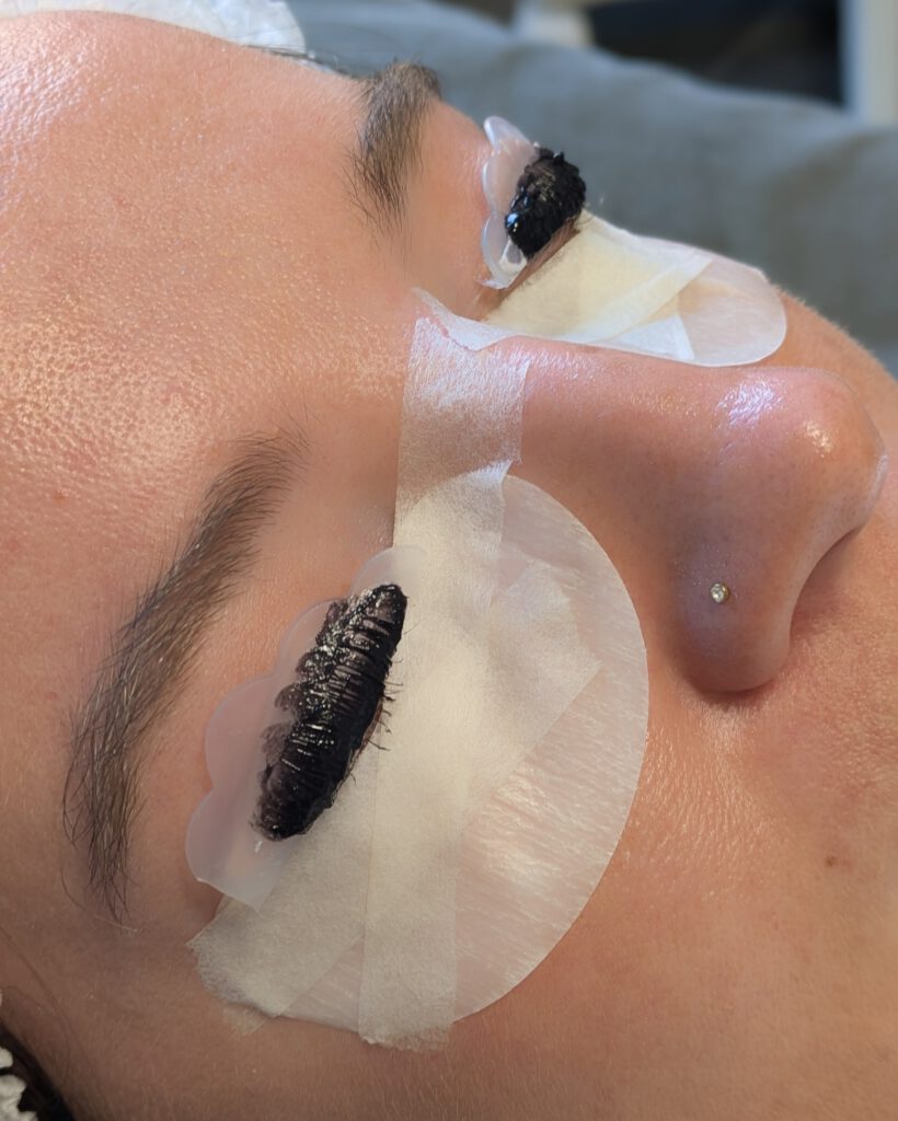 Lashlifting met wimpers verven