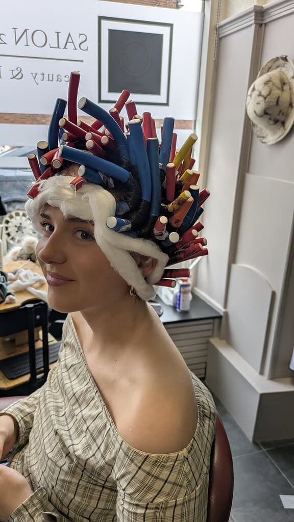 Unieke haaraccessoire met kleurrijke stiften en een kersthoed, perfect voor feestelijke en creatieve.