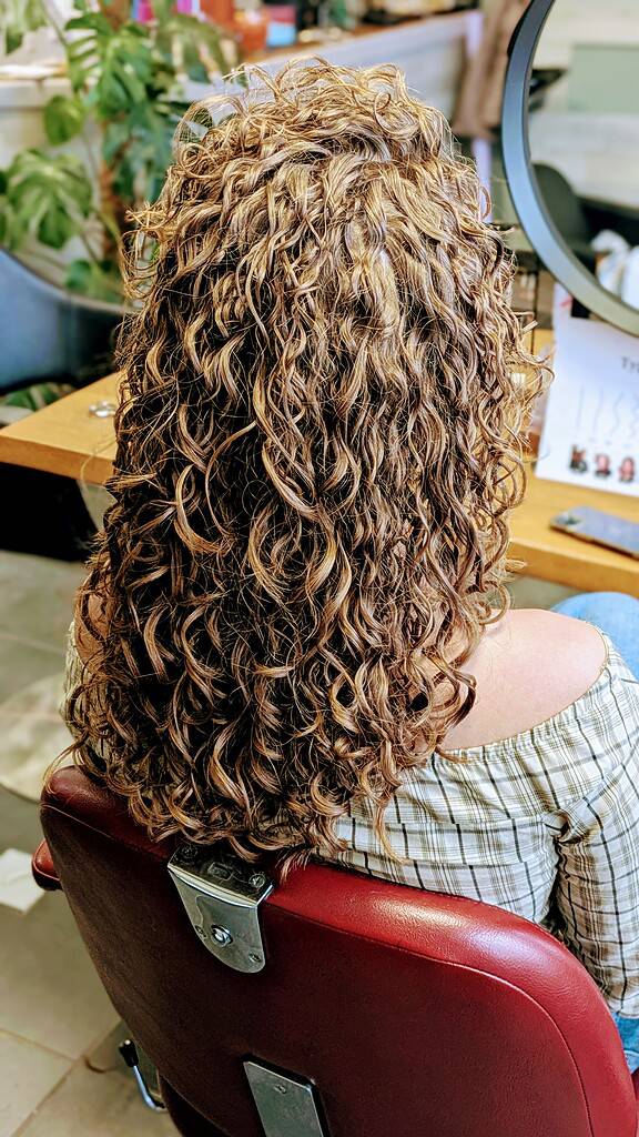 Mooie krullende haarstijl met highlights bij Salon 2 Go.