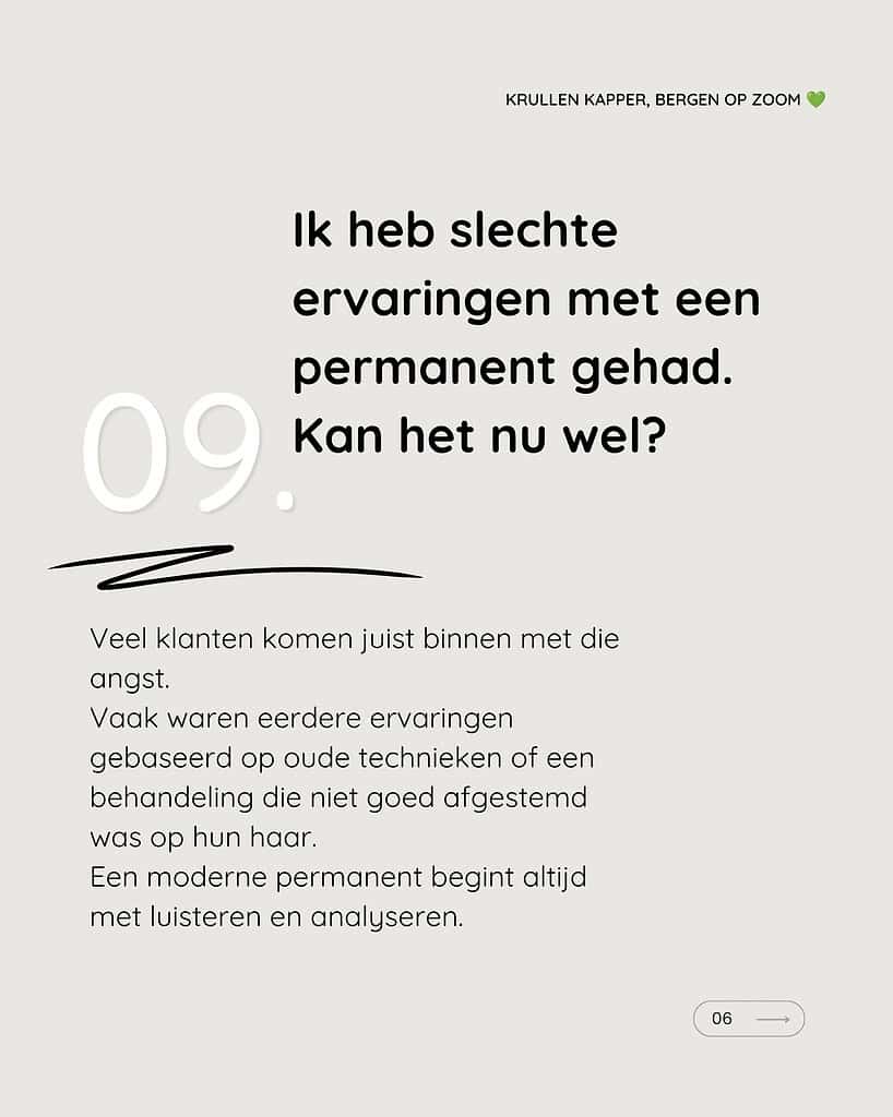 Kapper bij salon 2 go die een permanente behandeling uitvoert.